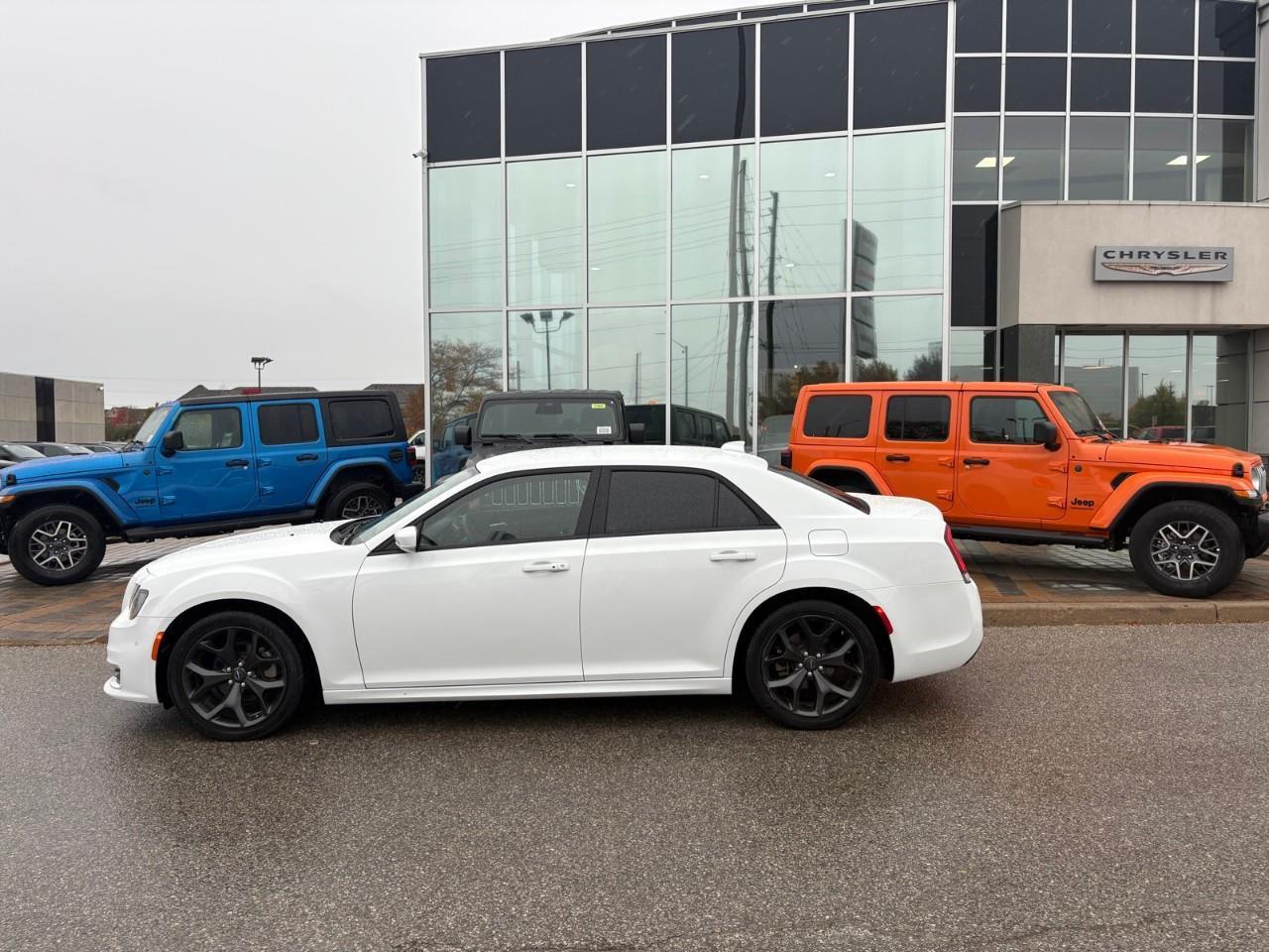 2022 Chrysler 300 Touring L 4dr Rear-Wheel Drive Sedan Photo2