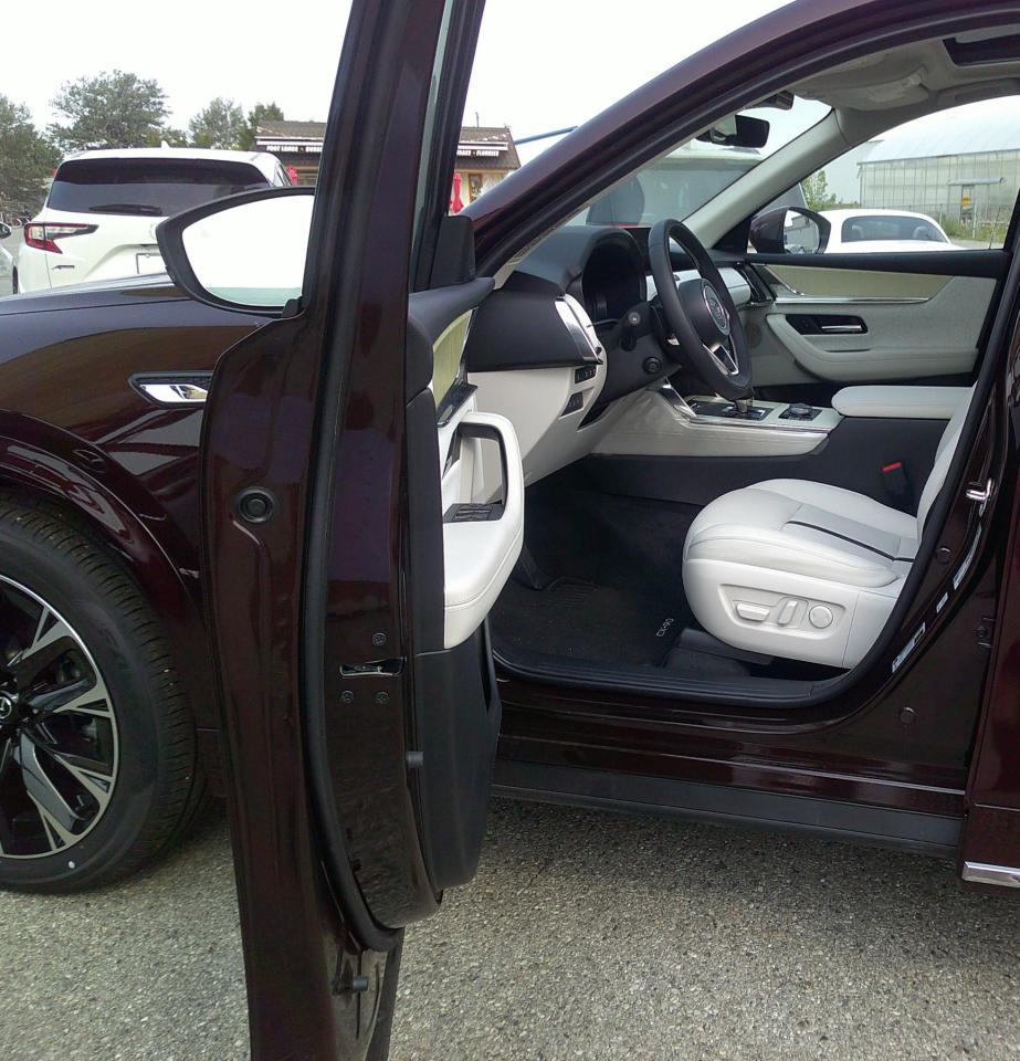 2024 Mazda CX-90 MHEV Signature 4dr i-ACTIV All-Wheel Drive Sport Utility Photo