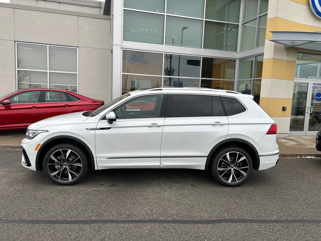 2024 Volkswagen Tiguan Highline R-LINE 4dr All-wheel Drive 4MOTION Photo5