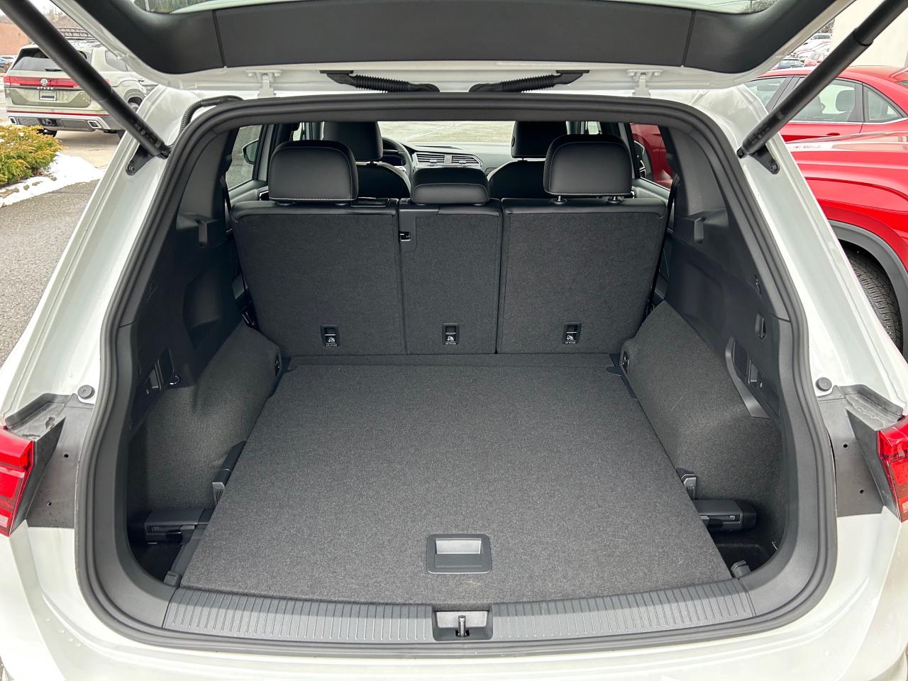 2024 Volkswagen Tiguan Highline R-LINE 4dr All-wheel Drive 4MOTION Photo4