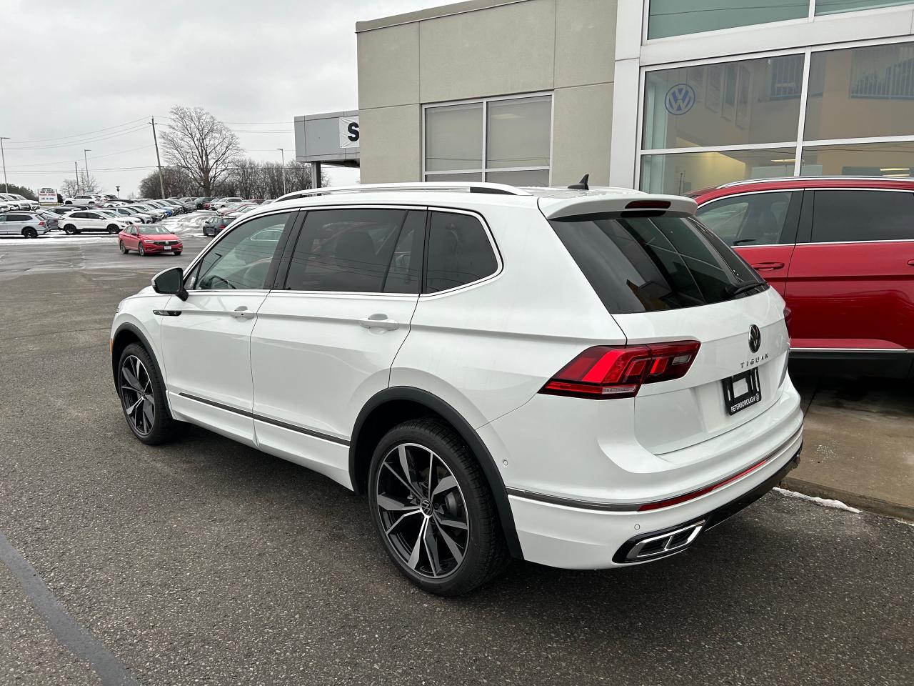 2024 Volkswagen Tiguan Highline R-LINE 4dr All-wheel Drive 4MOTION Photo2