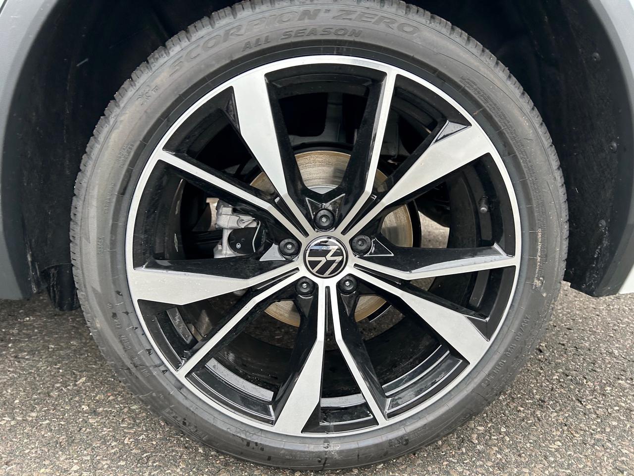 2024 Volkswagen Tiguan Highline R-LINE 4dr All-wheel Drive 4MOTION Photo