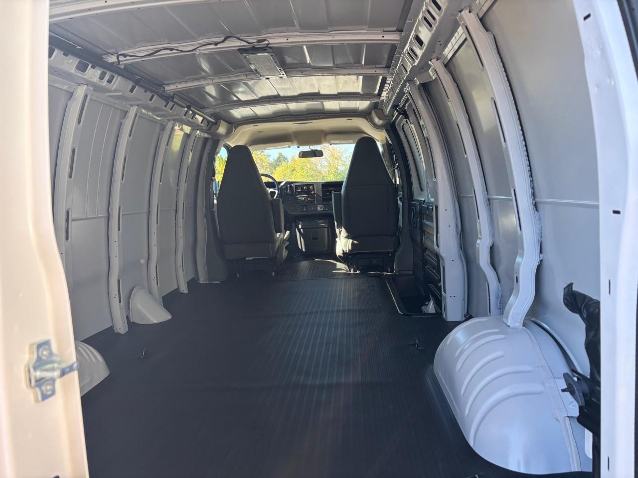 2025 GMC Savana Cargo Van 3500 Extended Wheelbase Rear-Wheel Drive Photo