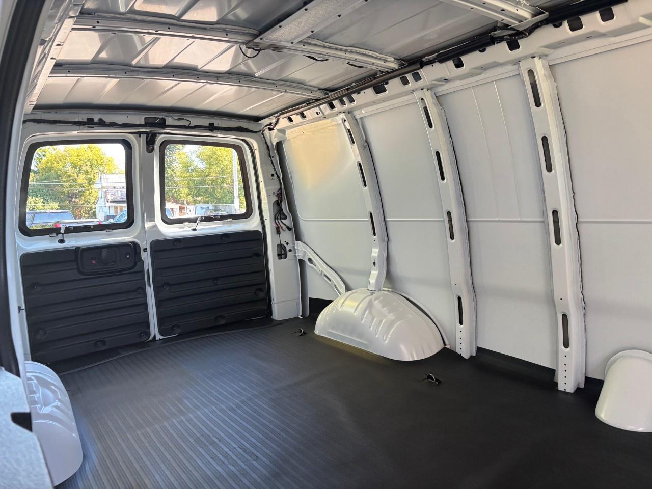 2025 GMC Savana Cargo Van 3500 Extended Wheelbase Rear-Wheel Drive Photo