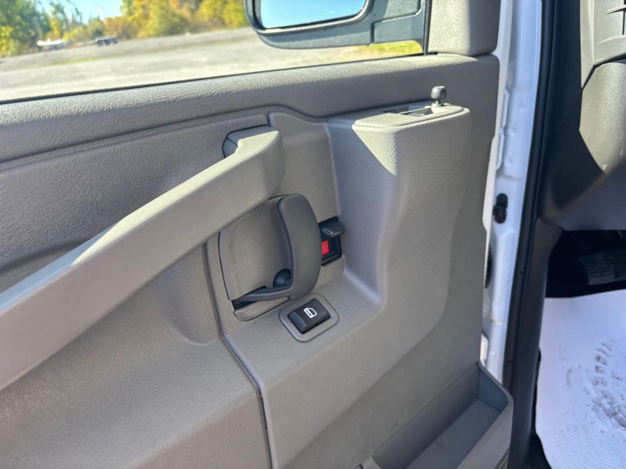 2025 GMC Savana Cargo Van 3500 Extended Wheelbase Rear-Wheel Drive Photo