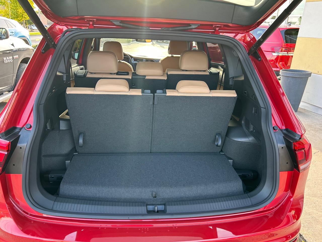 2024 Volkswagen Tiguan Comfortline R-Line Black Edition 4dr All-Wheel Drive 4MOTION Photo4