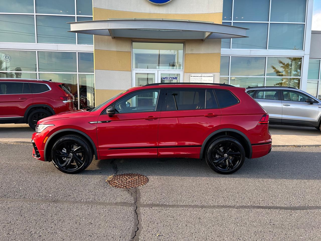 2024 Volkswagen Tiguan Comfortline R-Line Black Edition 4dr All-Wheel Drive 4MOTION Photo1