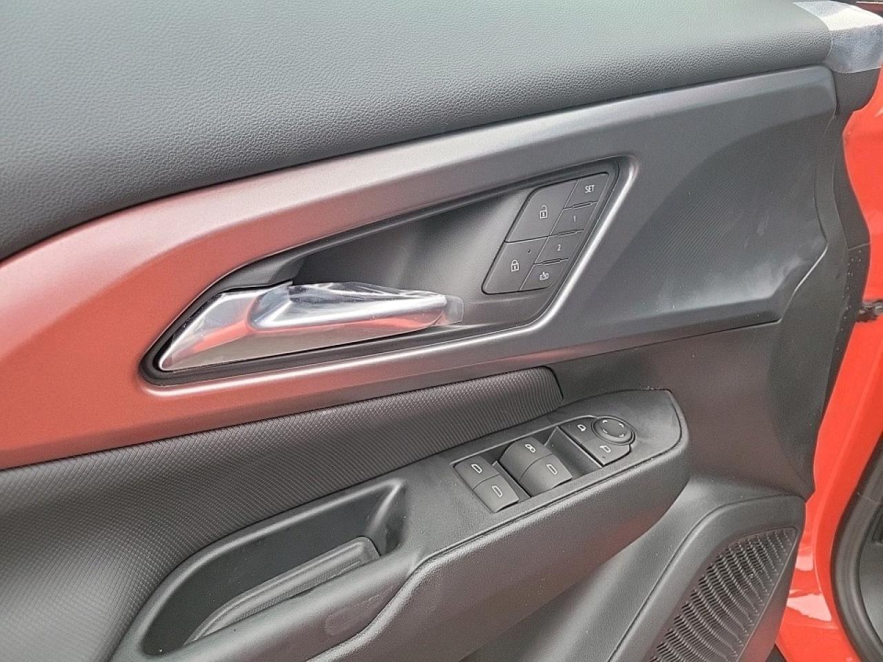 2025 Chevrolet Equinox EV RS 4dr Photo