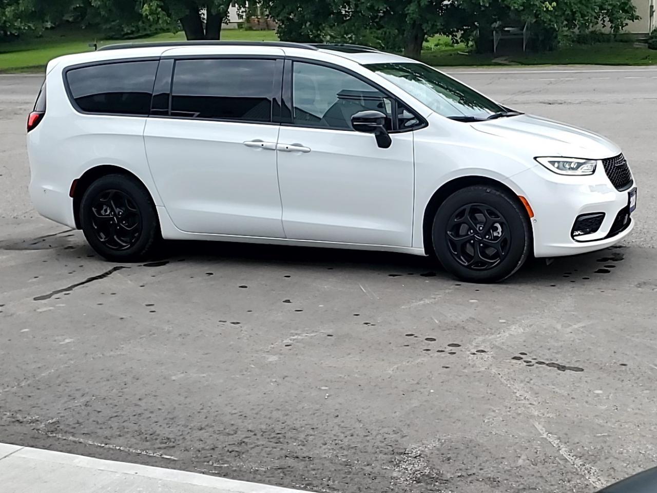 2024 Chrysler Pacifica Hybrid DEALER DEMO Photo3