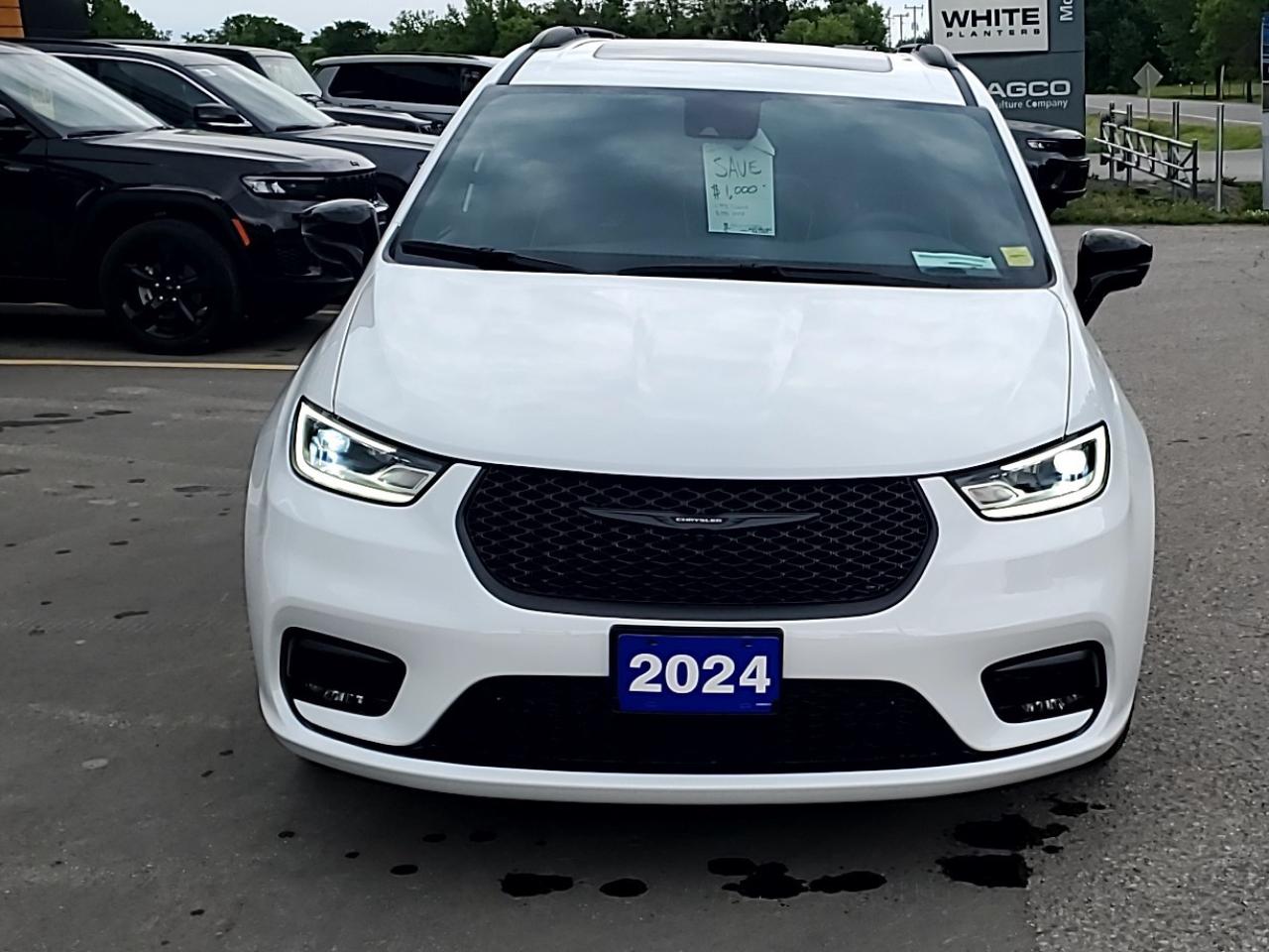 2024 Chrysler Pacifica Hybrid DEALER DEMO Photo4