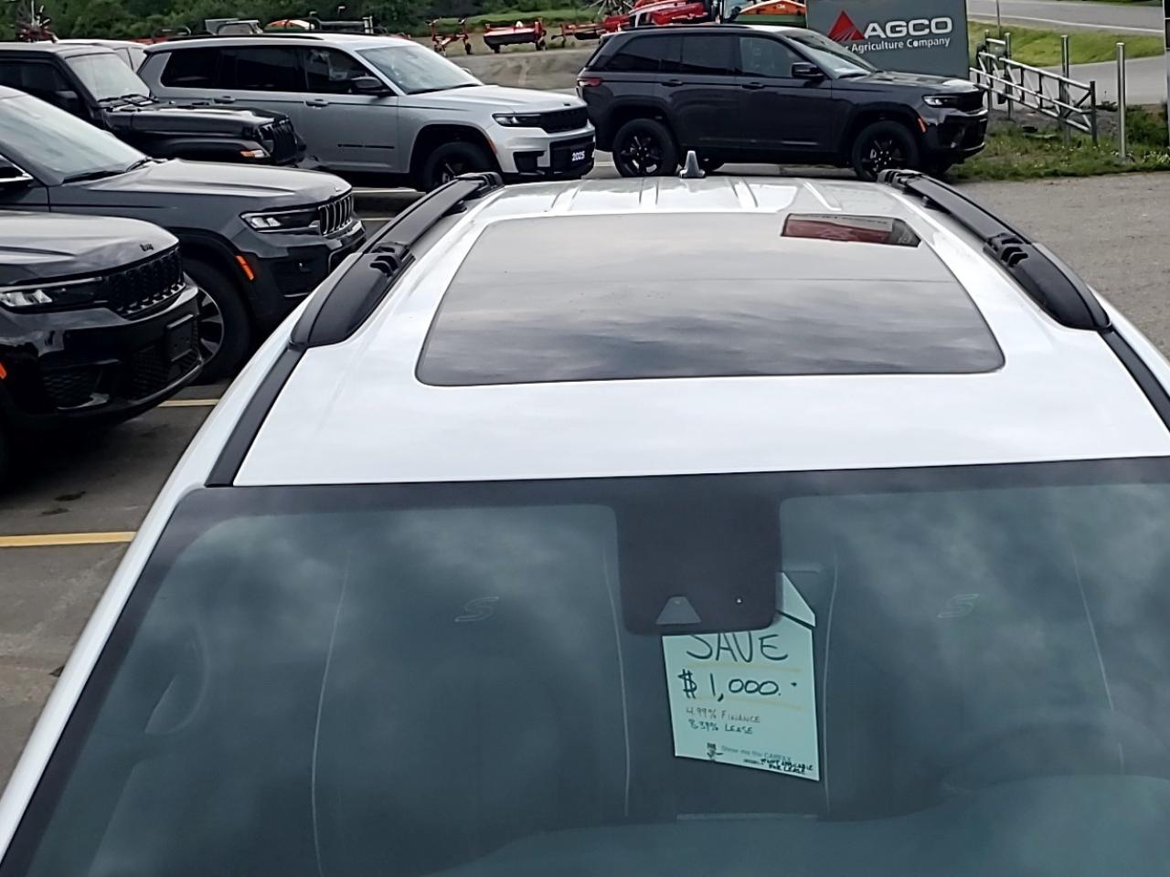 2024 Chrysler Pacifica Hybrid DEALER DEMO Photo