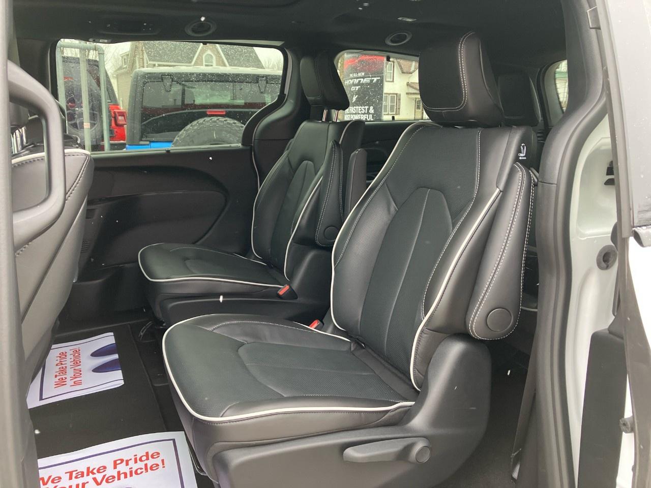 2024 Chrysler Pacifica Hybrid DEALER DEMO Photo