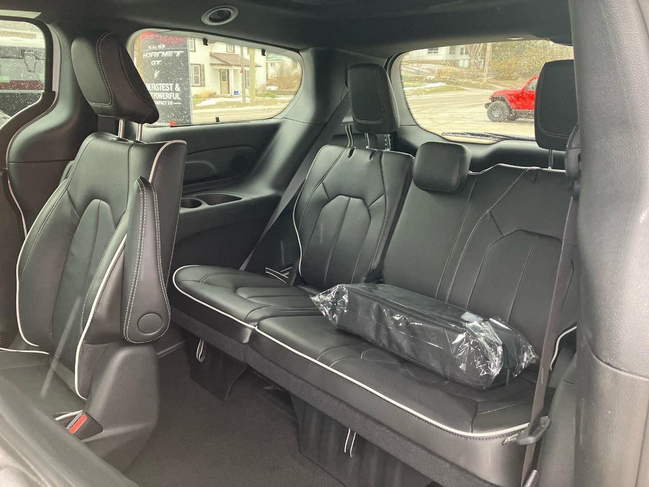 2024 Chrysler Pacifica Hybrid DEALER DEMO Photo