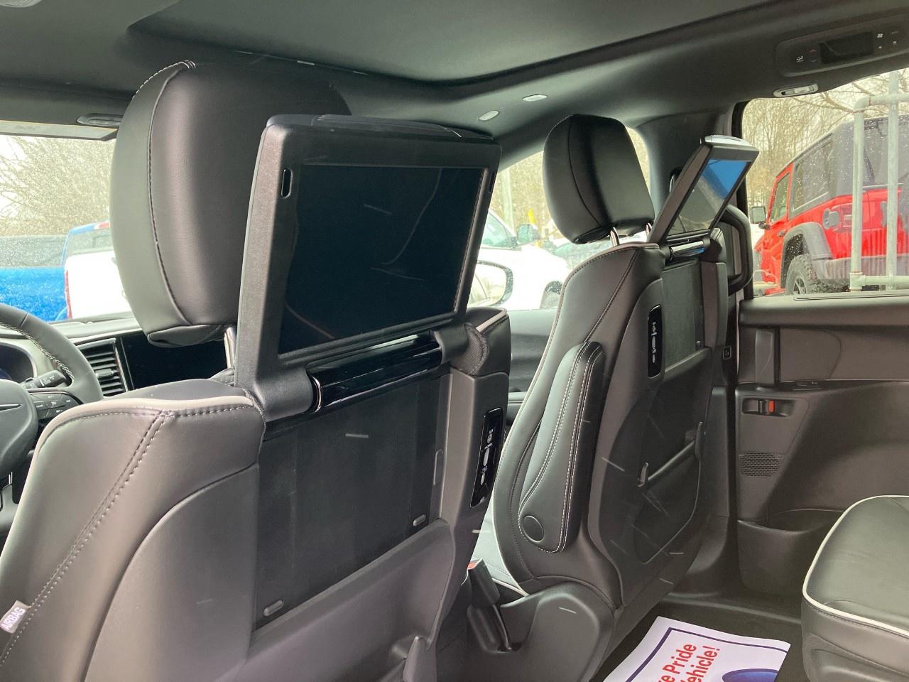 2024 Chrysler Pacifica Hybrid DEALER DEMO Photo