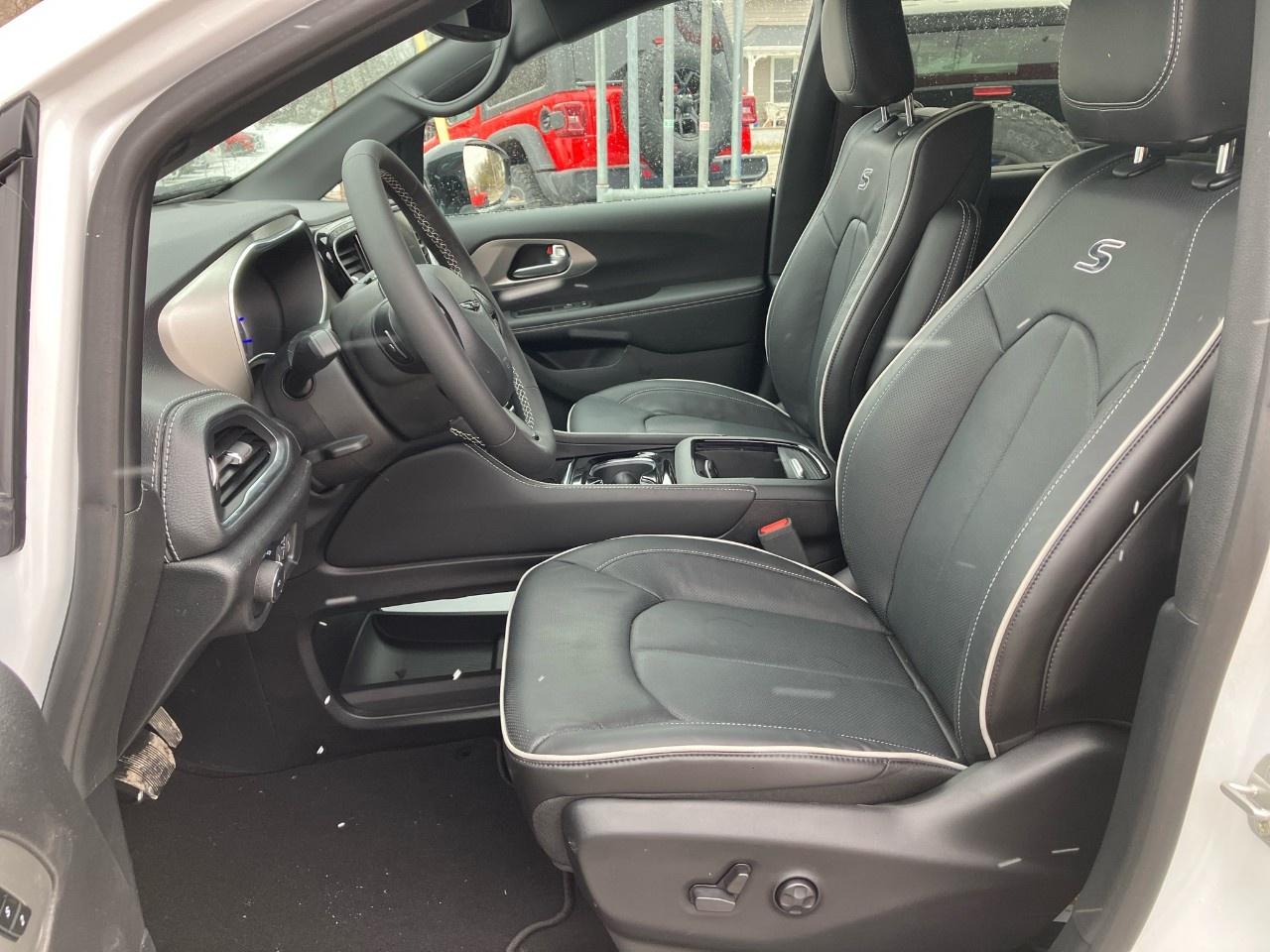 2024 Chrysler Pacifica Hybrid DEALER DEMO Photo