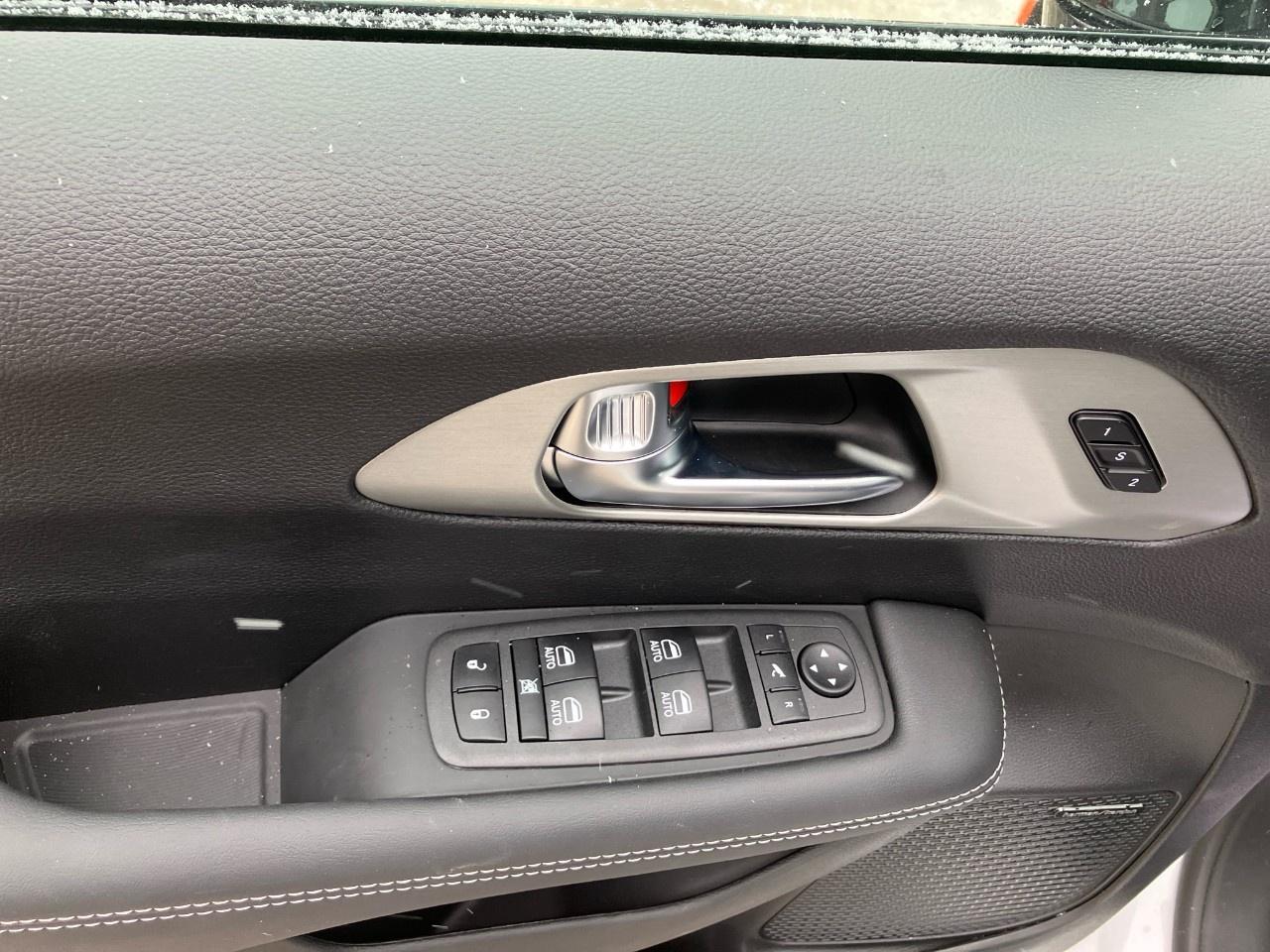 2024 Chrysler Pacifica Hybrid DEALER DEMO Photo