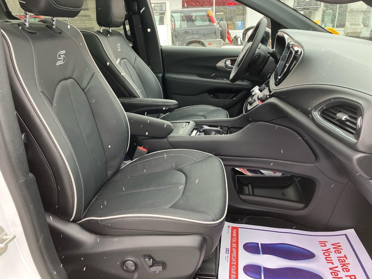 2024 Chrysler Pacifica Hybrid DEALER DEMO Photo