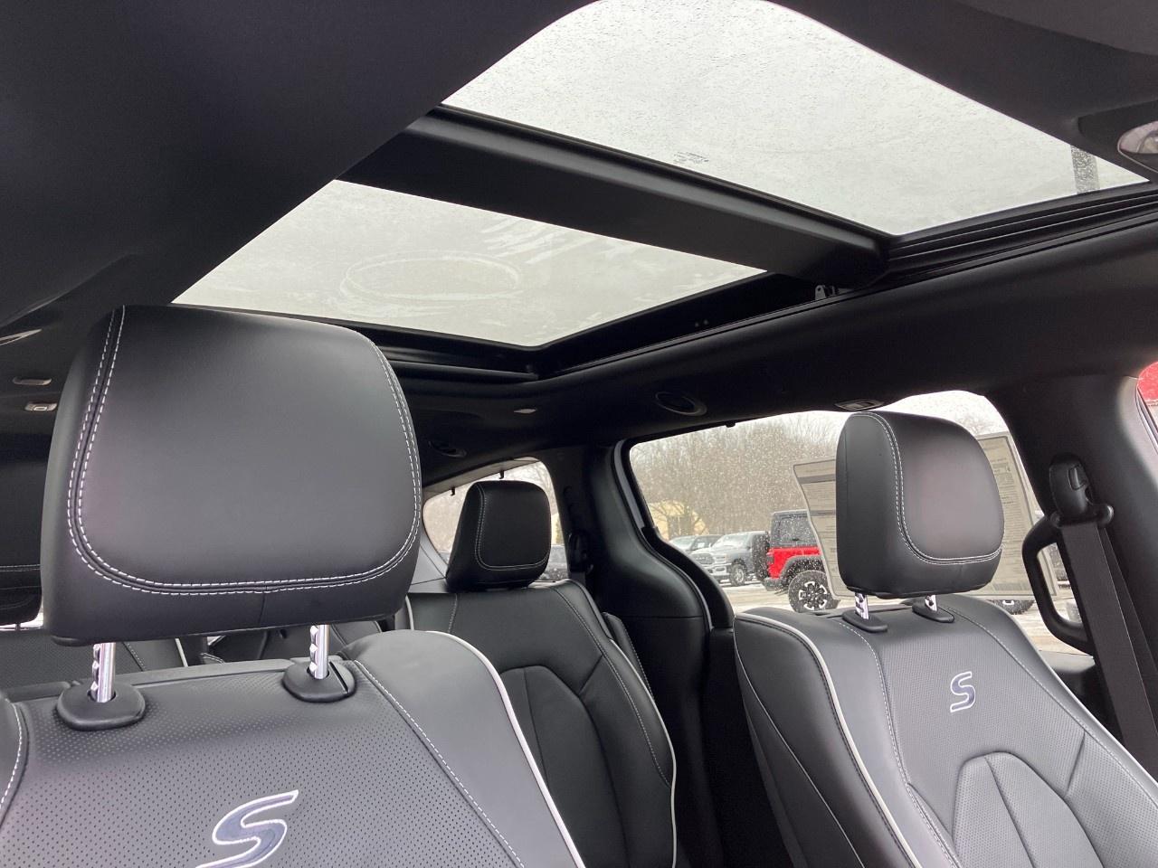 2024 Chrysler Pacifica Hybrid DEALER DEMO Photo