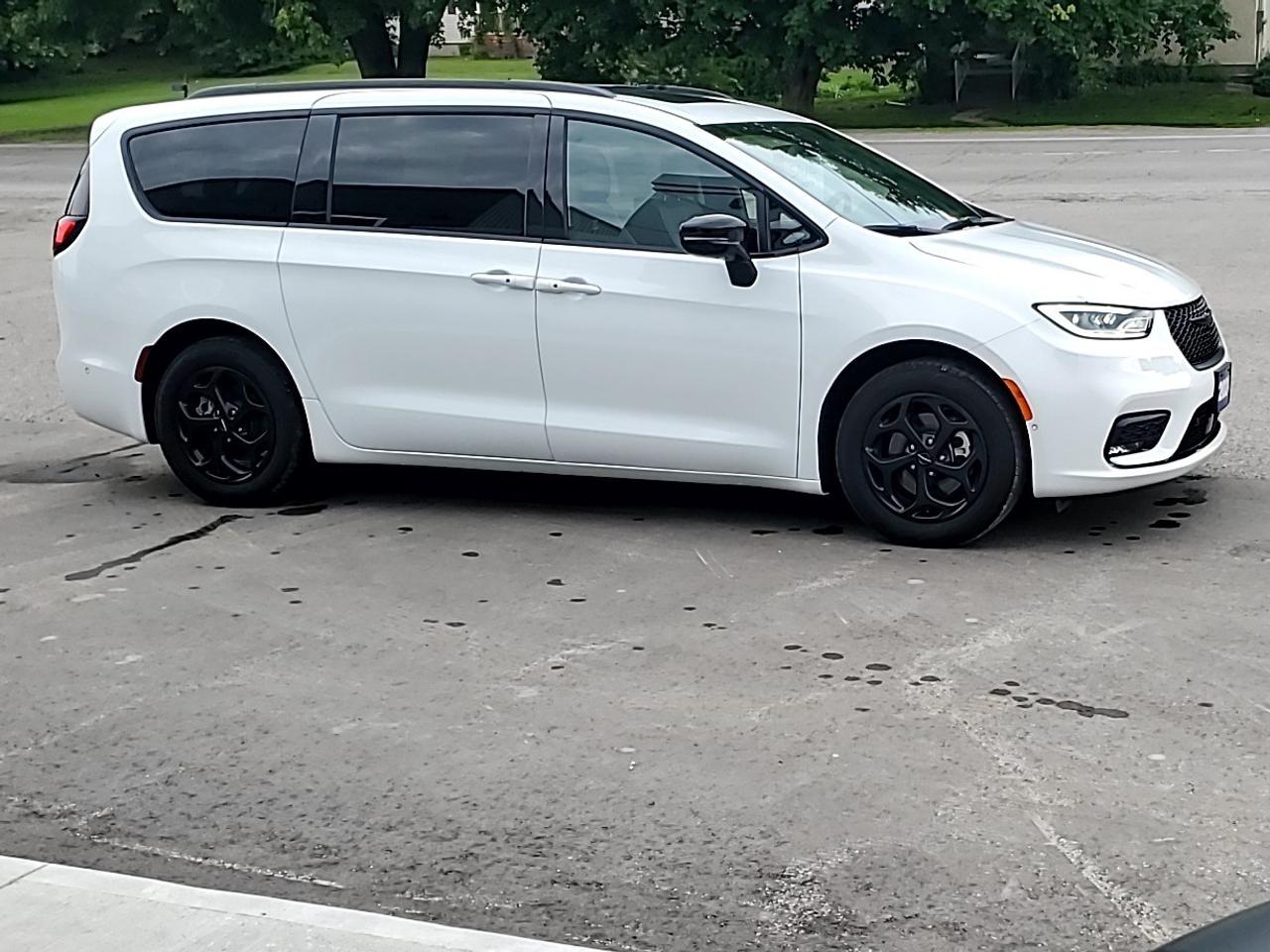 2024 Chrysler Pacifica Hybrid DEALER DEMO Photo