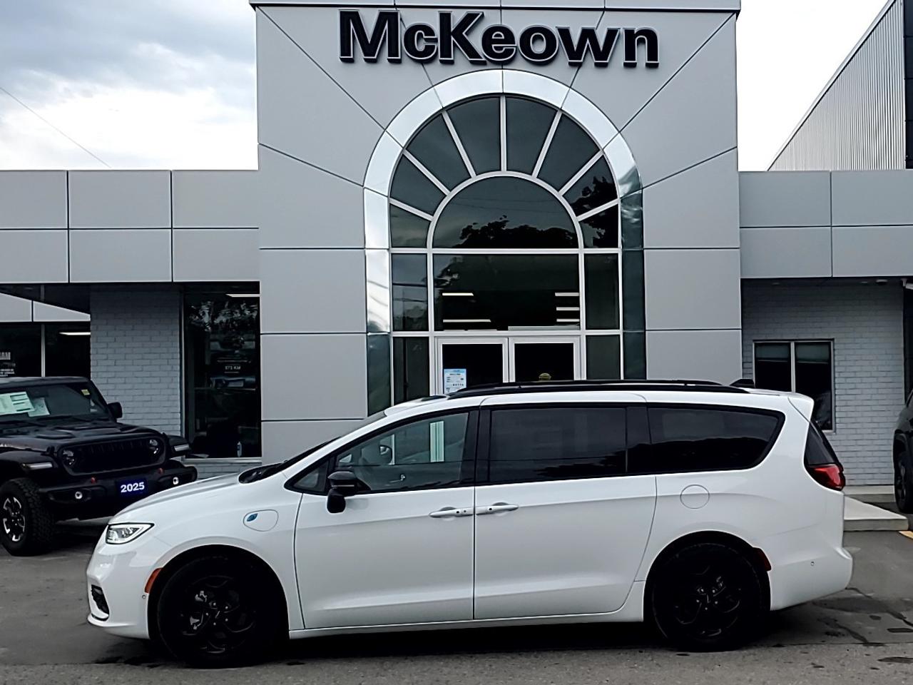 2024 Chrysler Pacifica Hybrid DEALER DEMO Photo