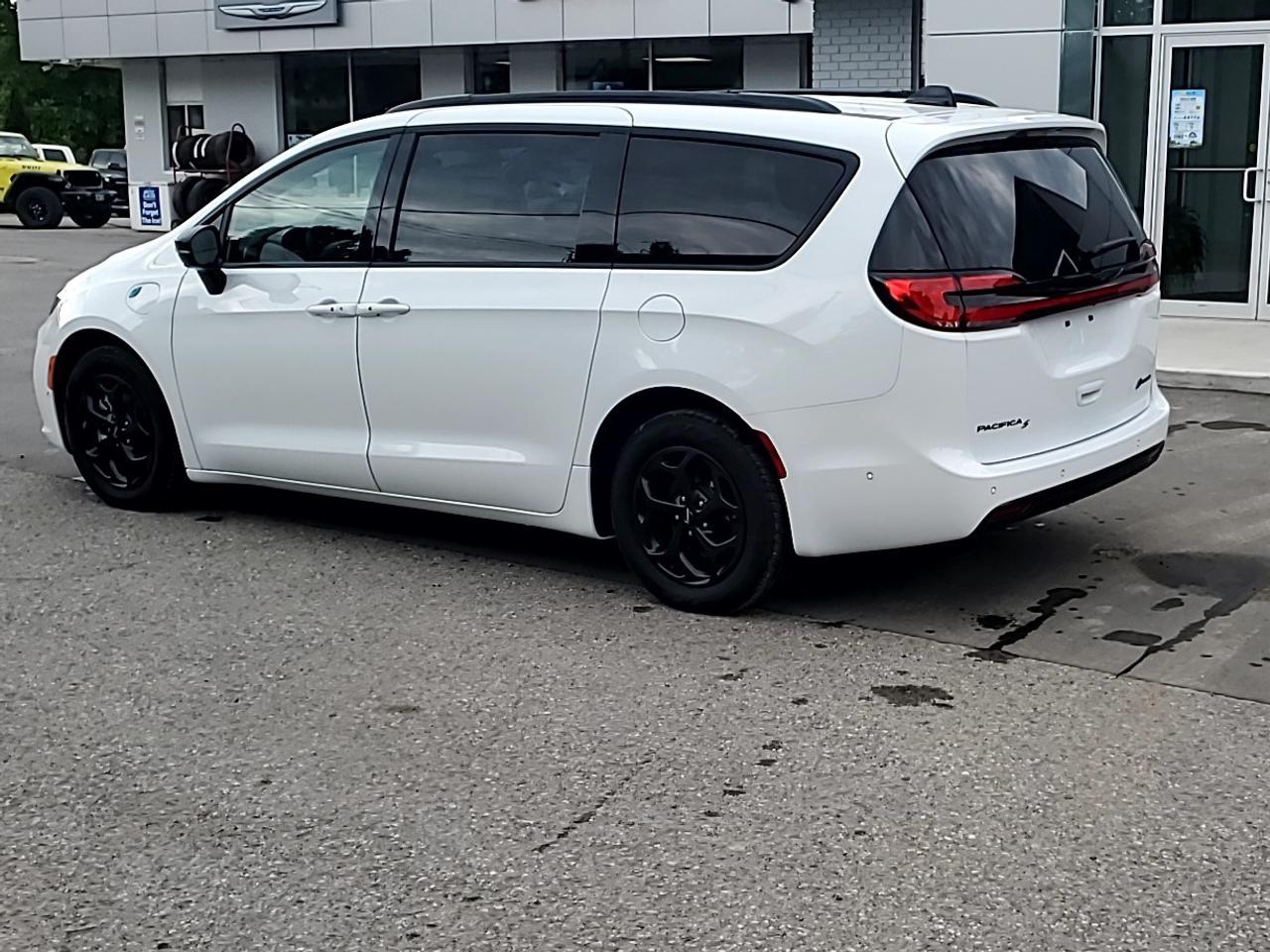 2024 Chrysler Pacifica Hybrid DEALER DEMO Photo