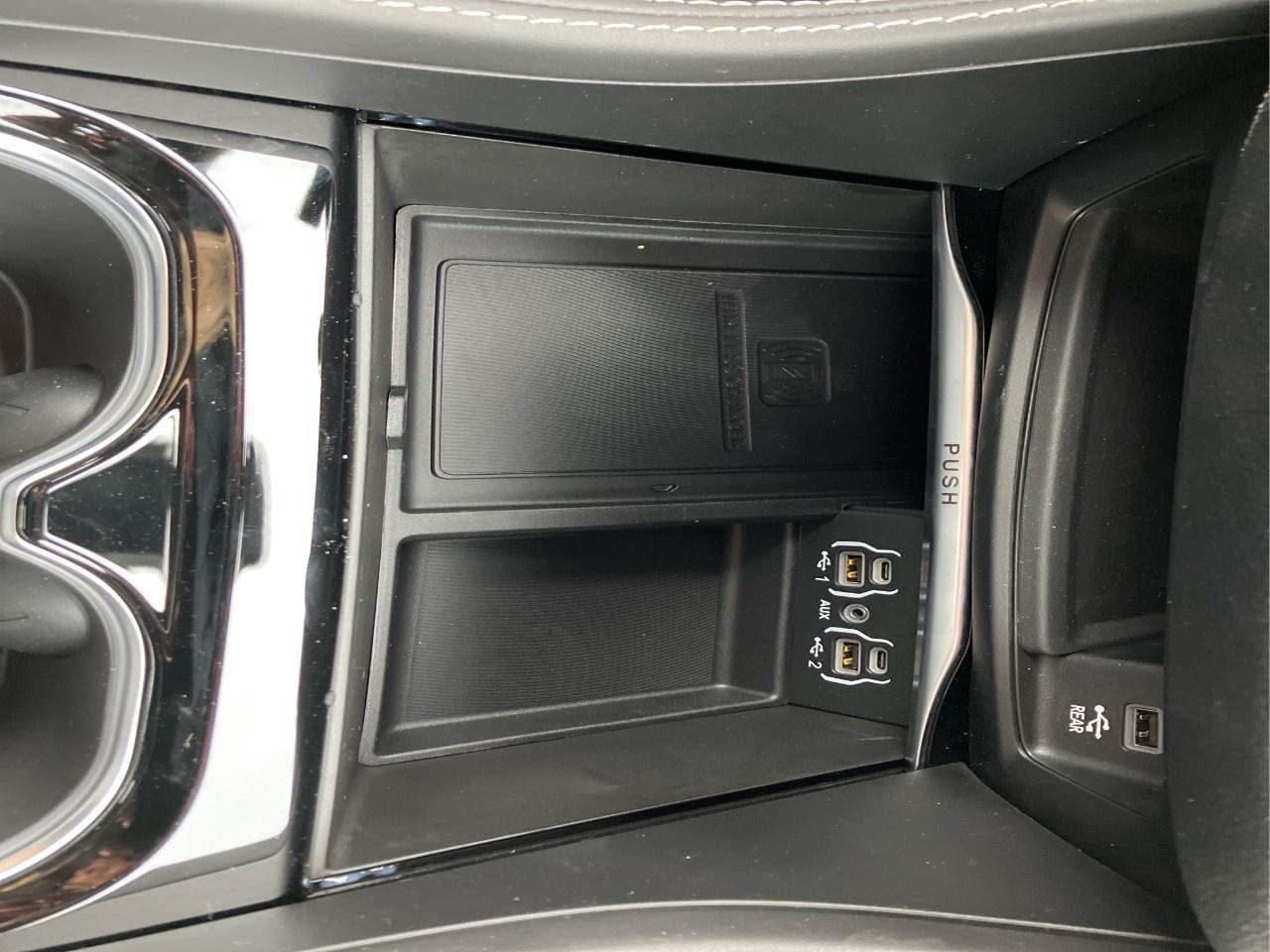 2024 Chrysler Pacifica Hybrid DEALER DEMO Photo