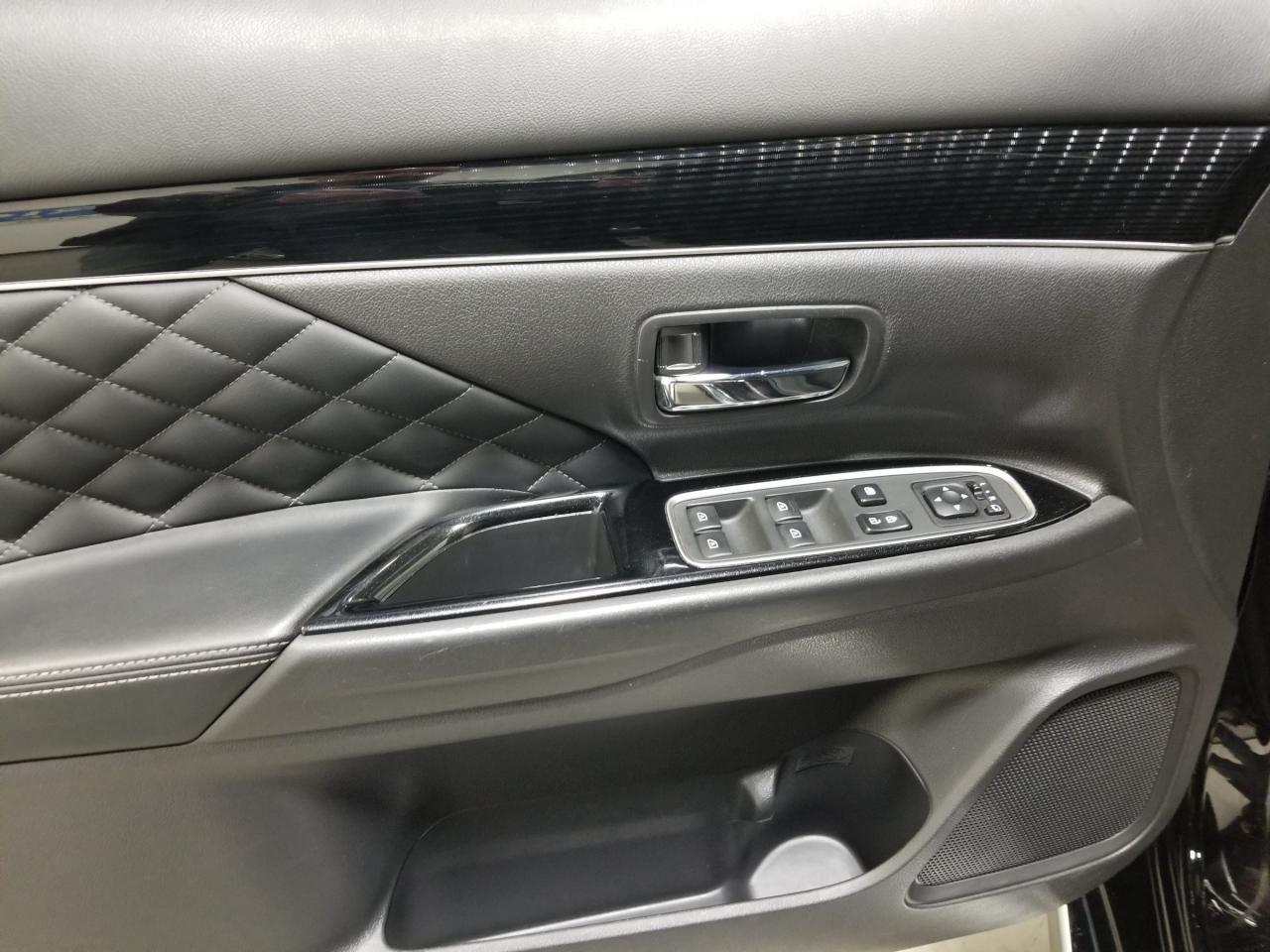 2020 Mitsubishi Outlander Plug-In Hybrid SEL 4dr S-AWC Photo