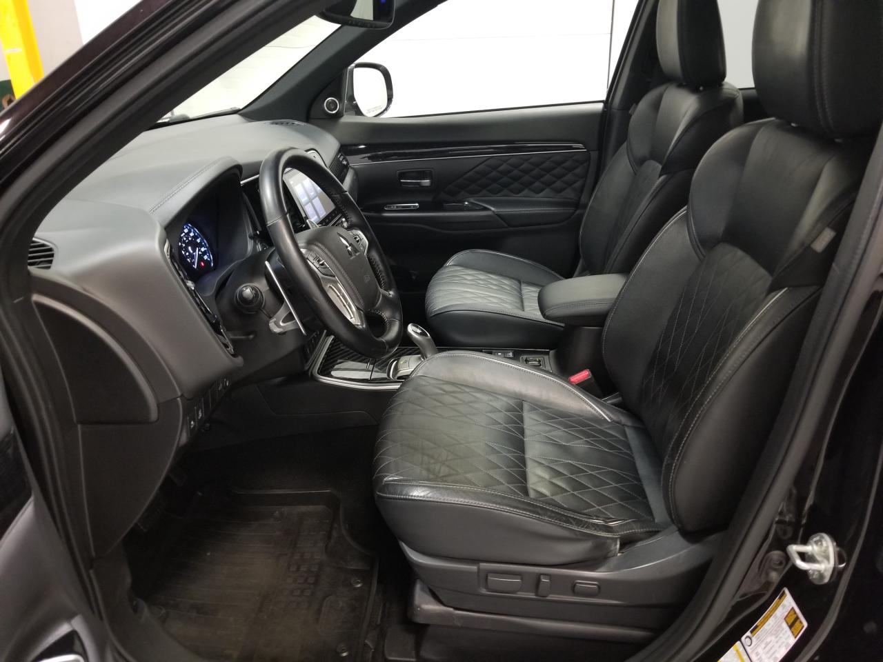 2020 Mitsubishi Outlander Plug-In Hybrid SEL 4dr S-AWC Photo