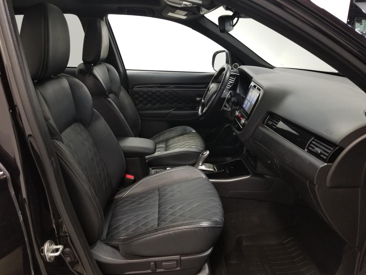 2020 Mitsubishi Outlander Plug-In Hybrid SEL 4dr S-AWC Photo