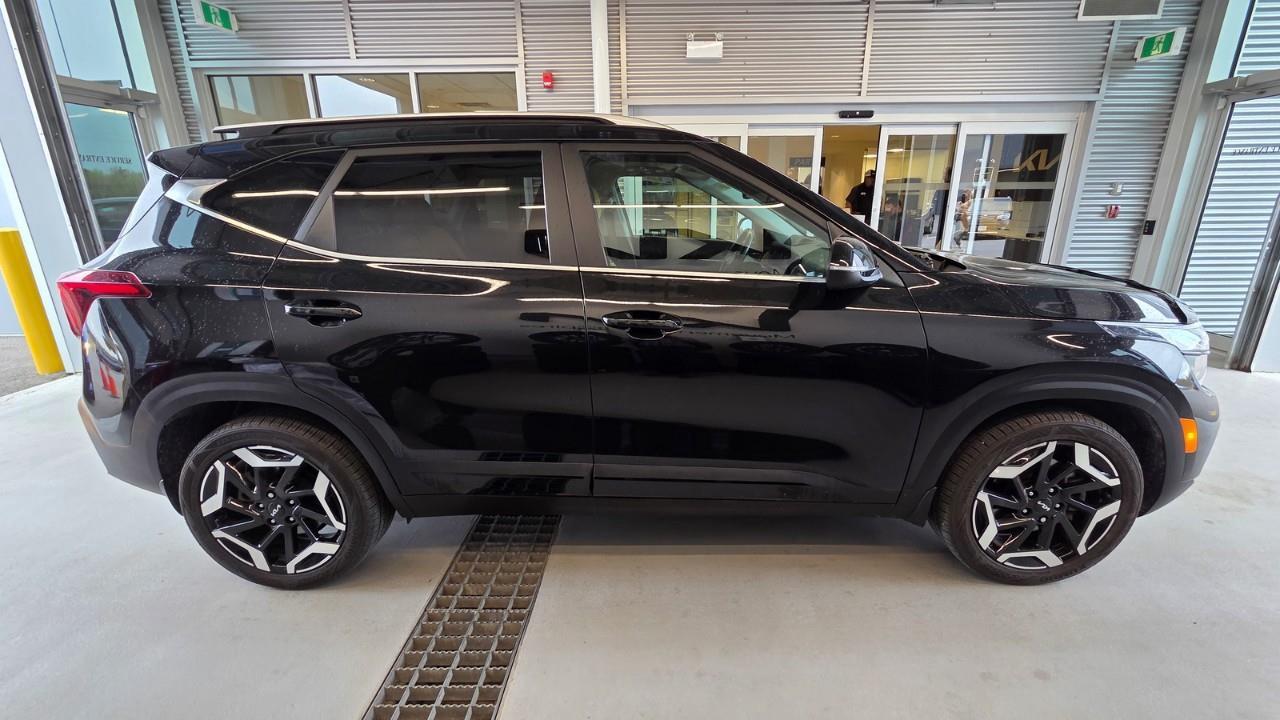 2024 Kia Seltos SX w/Brown Interior 4dr All-Wheel Drive Photo3