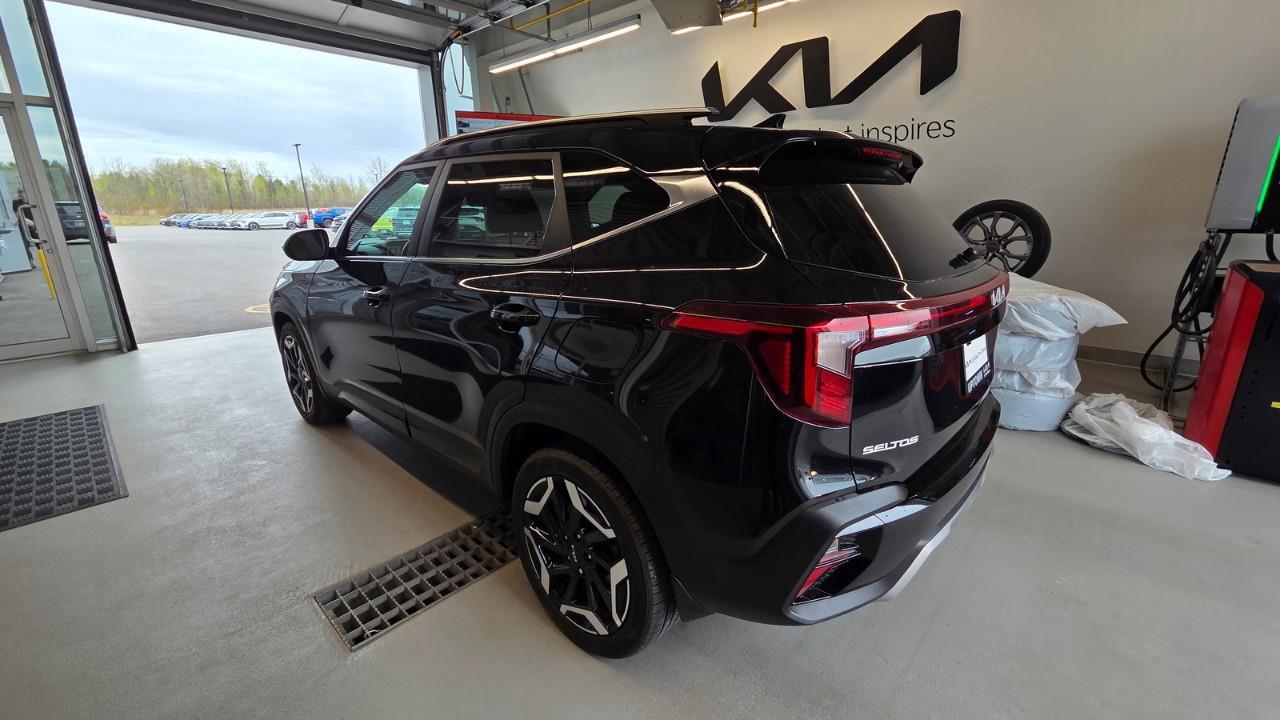 2024 Kia Seltos SX w/Brown Interior 4dr All-Wheel Drive Photo