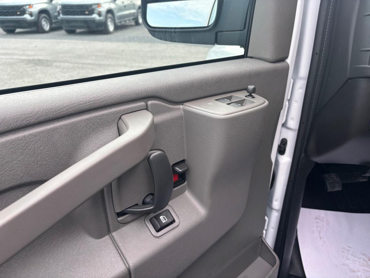 2025 GMC Savana Cargo Van 3500 Extended Wheelbase Rear-Wheel Drive Photo