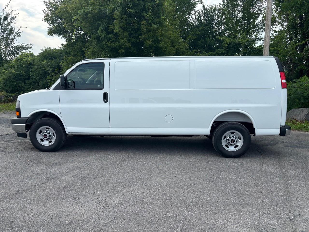 2025 GMC Savana Cargo Van 3500 Extended Wheelbase Rear-Wheel Drive Photo