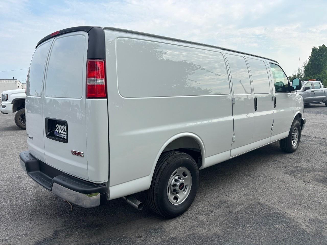 2025 GMC Savana Cargo Van 3500 Extended Wheelbase Rear-Wheel Drive Photo