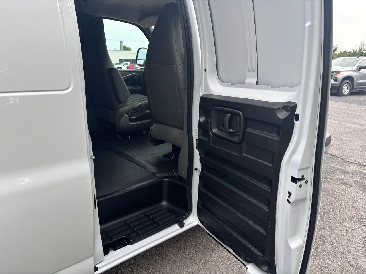 2025 GMC Savana Cargo Van 3500 Extended Wheelbase Rear-Wheel Drive Photo