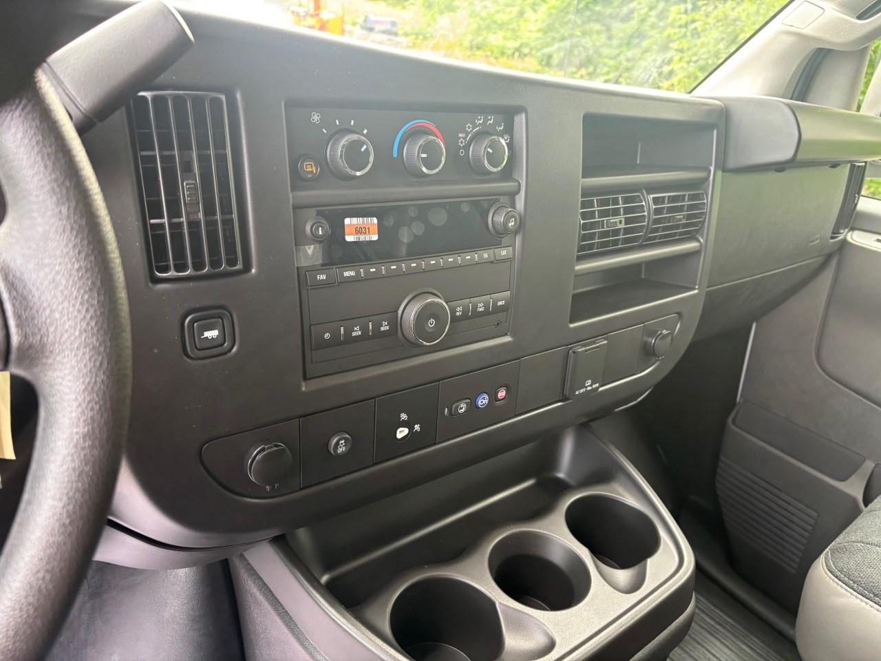 2025 GMC Savana Cargo Van 3500 Extended Wheelbase Rear-Wheel Drive Photo