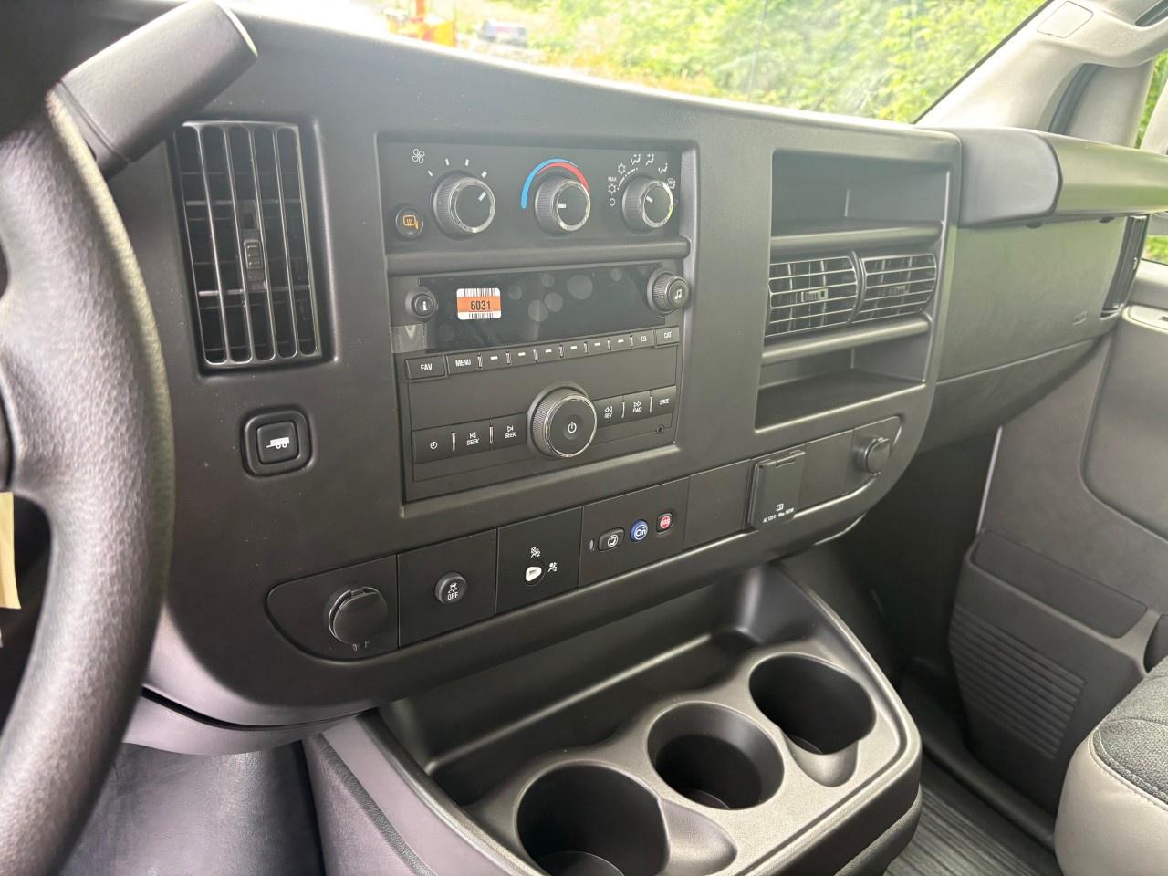 2025 GMC Savana Cargo Van 3500 Extended Wheelbase Rear-Wheel Drive Photo