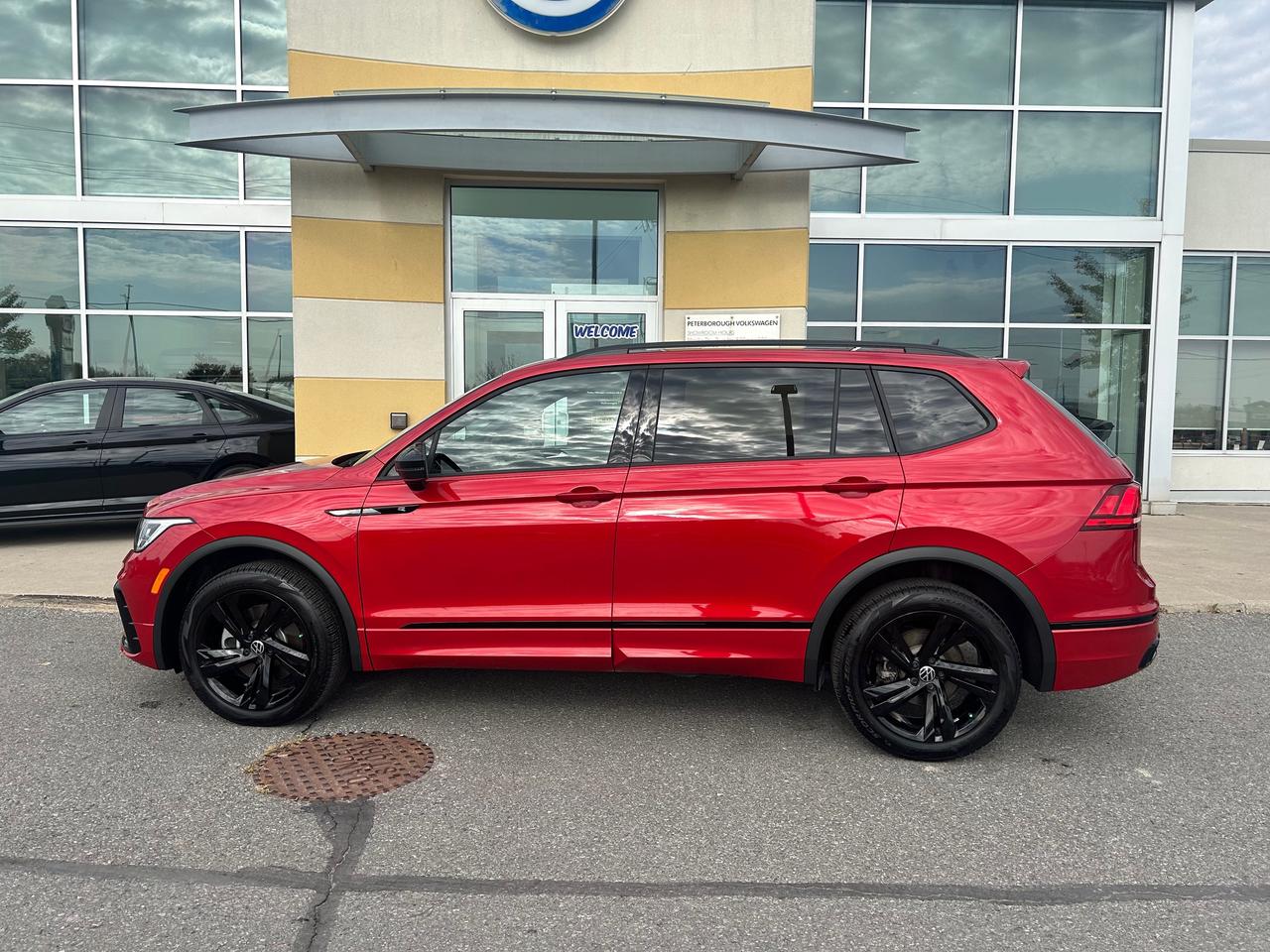2024 Volkswagen Tiguan Comfortline R-Line Black Edition 4dr All-Wheel Drive 4MOTION Photo5