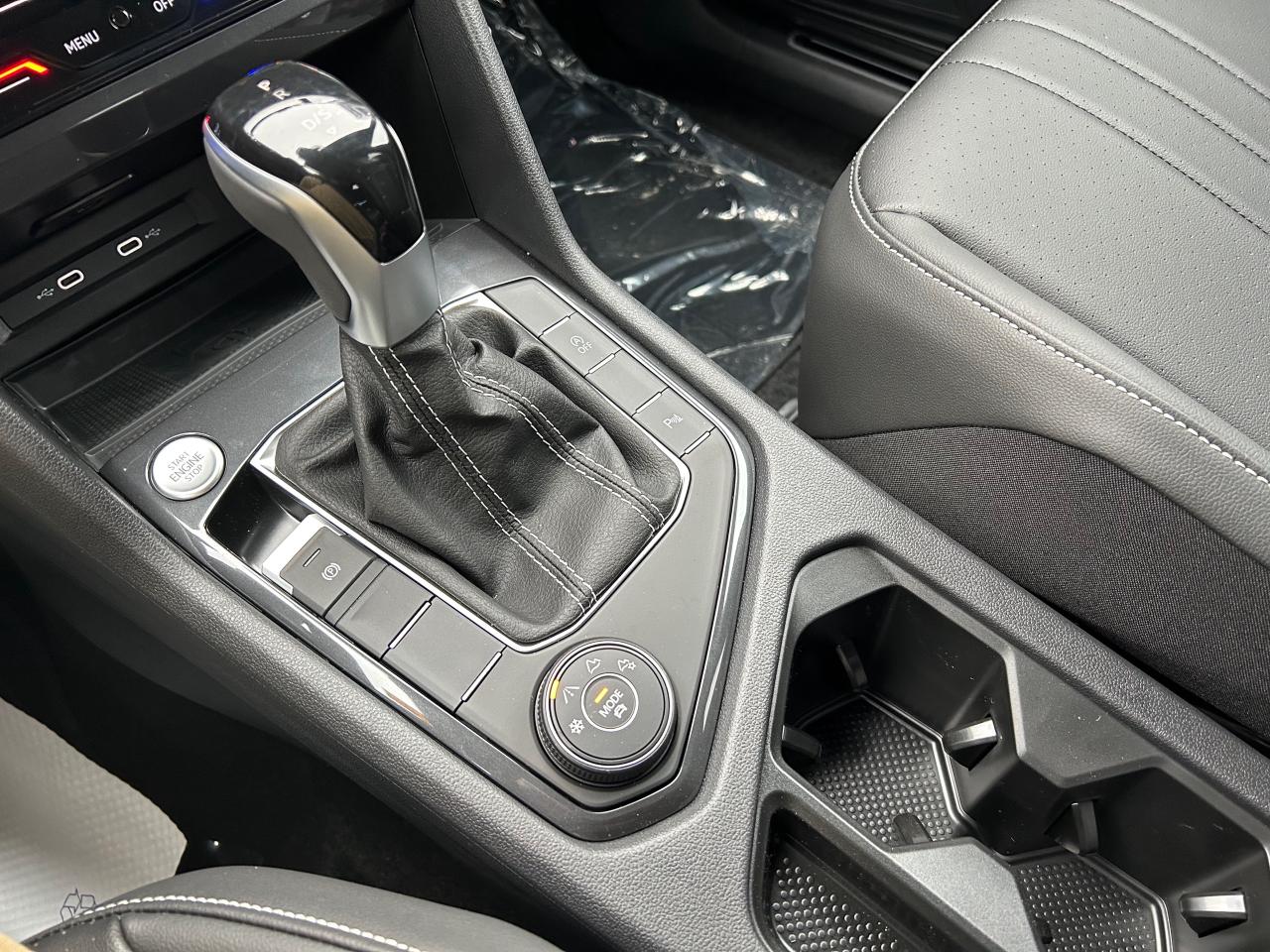 2024 Volkswagen Tiguan Comfortline R-Line Black Edition 4dr All-Wheel Drive 4MOTION Photo