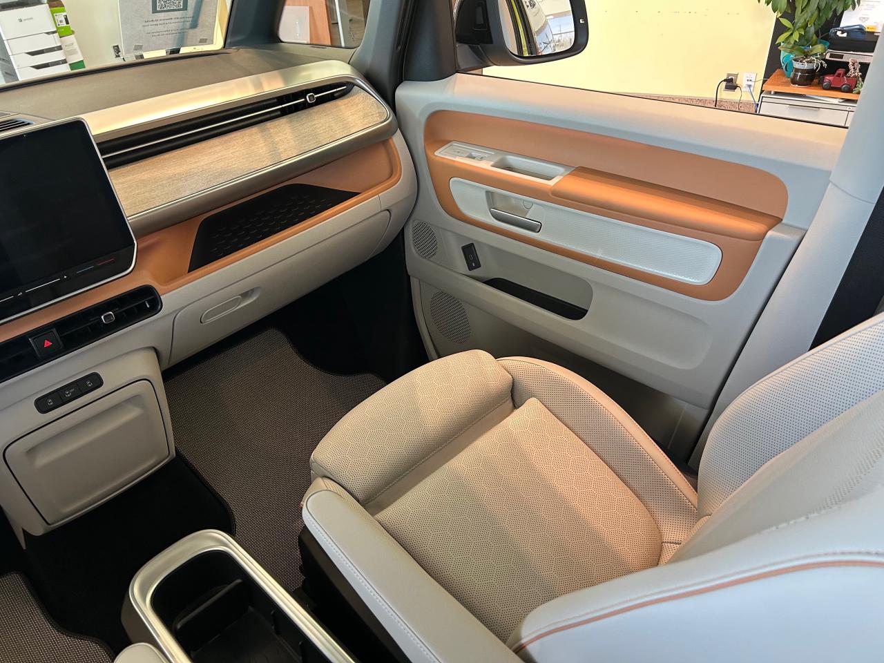 2025 Volkswagen ID. Buzz 1st Edition 4dr All-Wheel Drive 4MOTION Photo