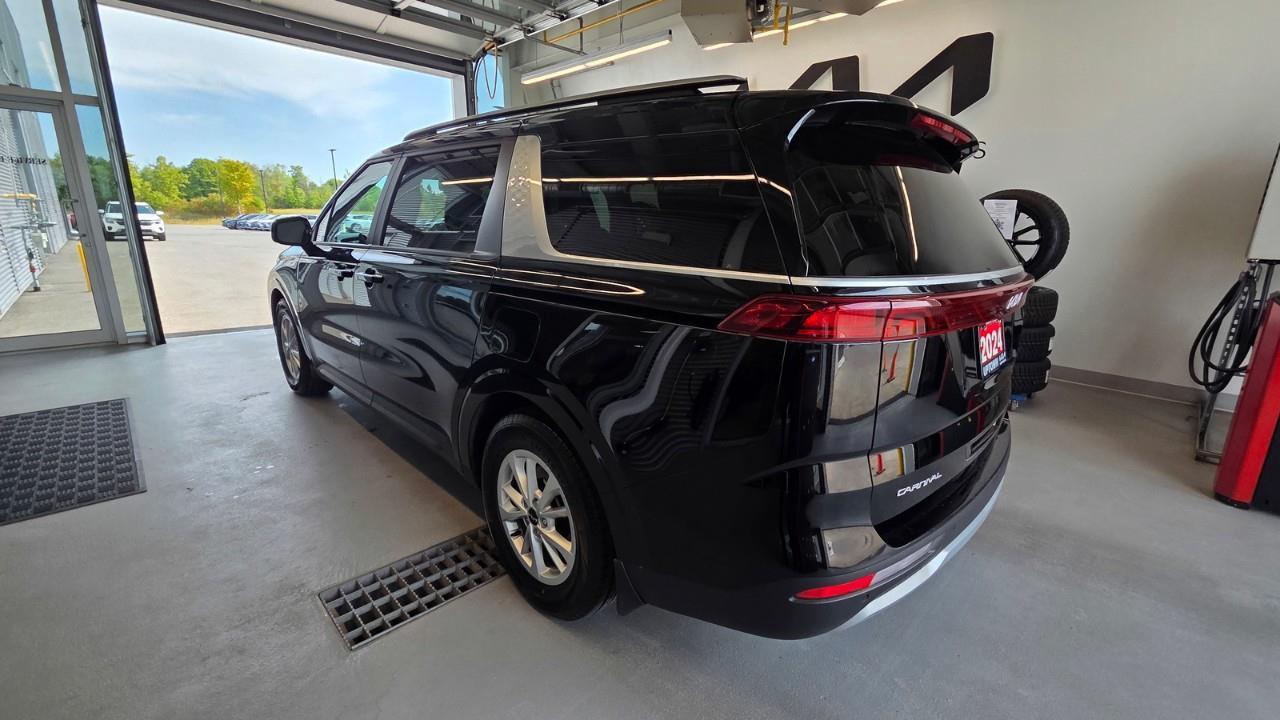2024 Kia Carnival LX+ Passenger Van Photo3