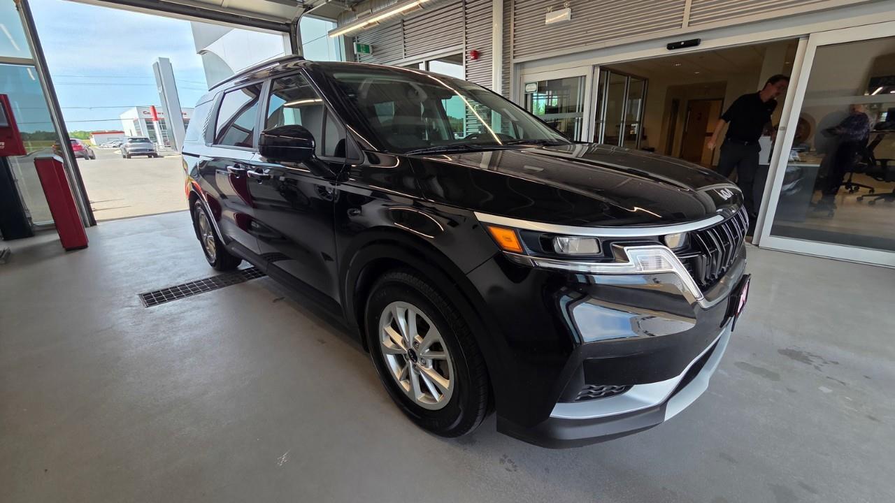 2024 Kia Carnival LX+ Passenger Van Photo2