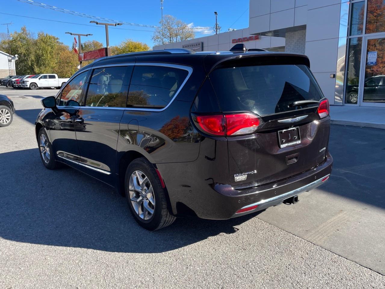 2019 Chrysler Pacifica WELL EQUIPPED VERY WELL MAINTAINED LOCAL TRADE! Photo