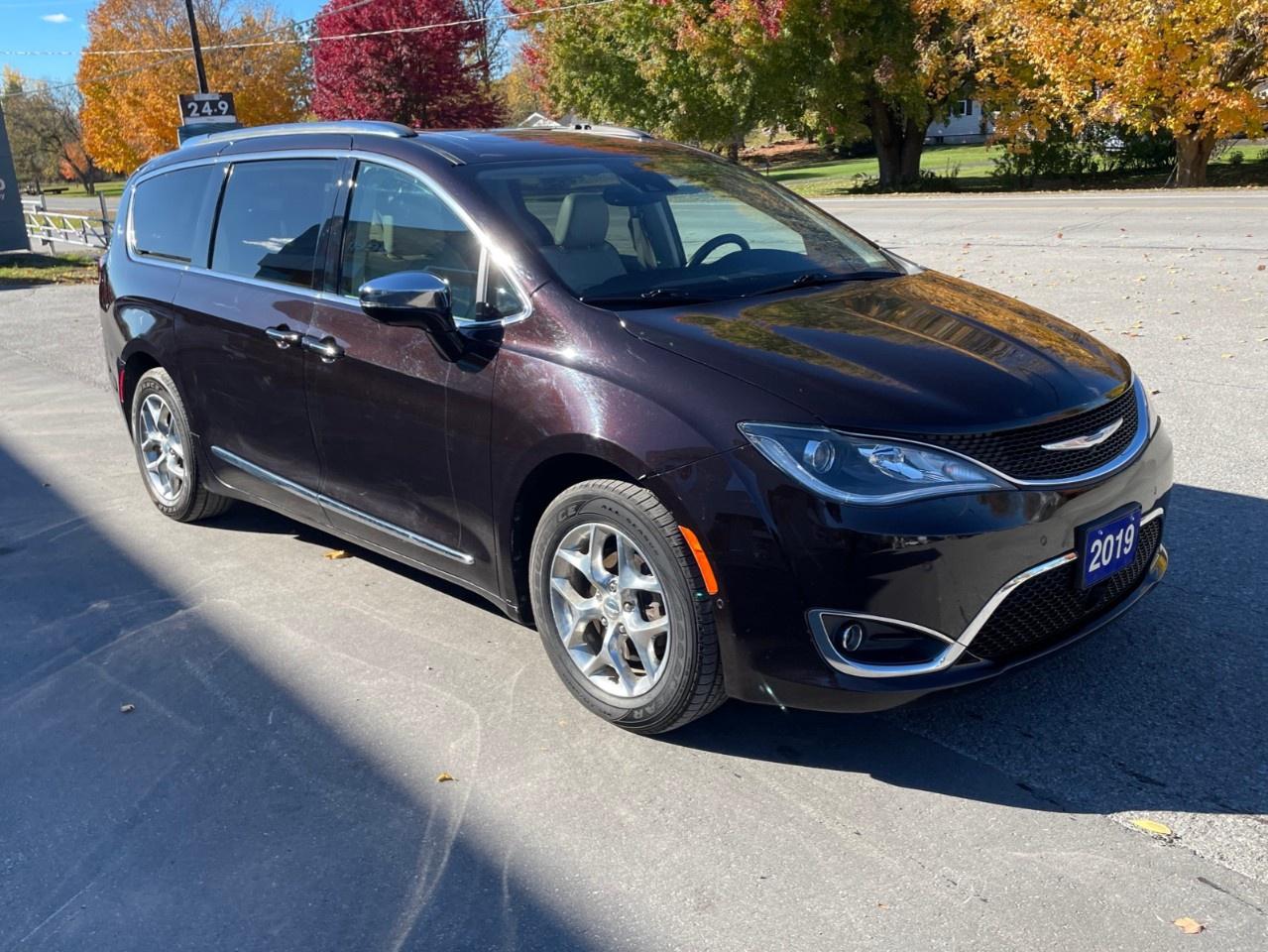 2019 Chrysler Pacifica WELL EQUIPPED VERY WELL MAINTAINED LOCAL TRADE! Photo2