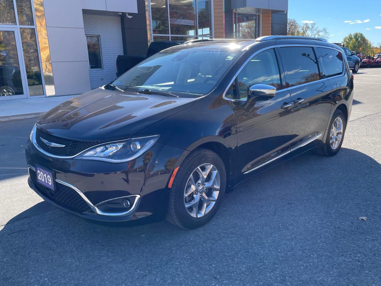 2019 Chrysler Pacifica WELL EQUIPPED VERY WELL MAINTAINED LOCAL TRADE! Photo
