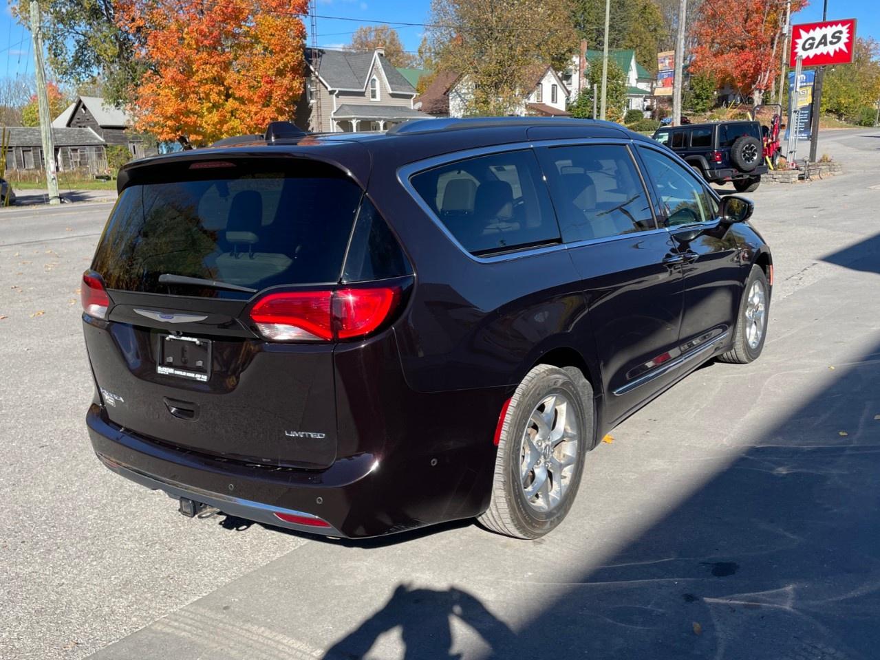 2019 Chrysler Pacifica WELL EQUIPPED VERY WELL MAINTAINED LOCAL TRADE! Photo