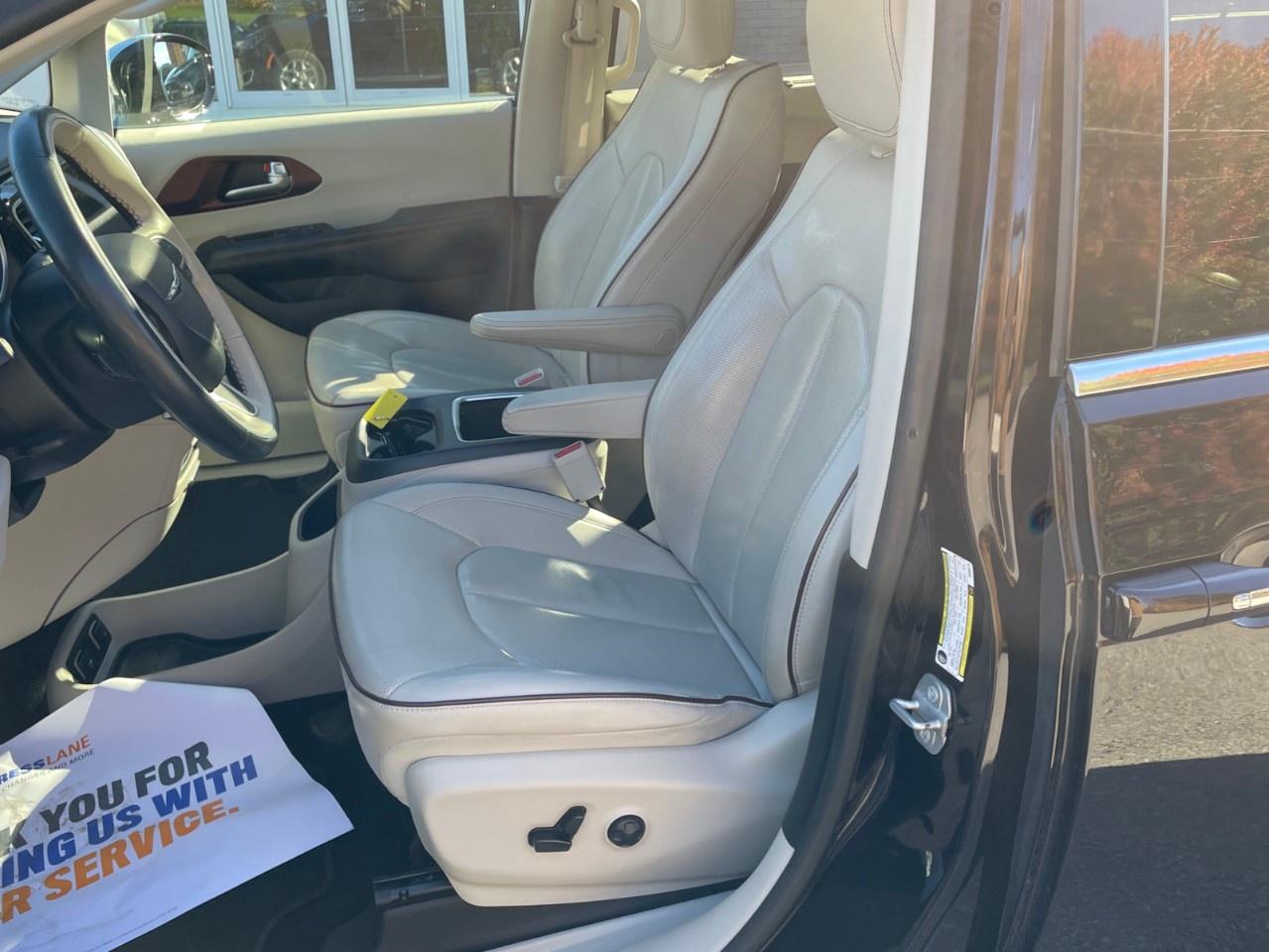 2019 Chrysler Pacifica WELL EQUIPPED VERY WELL MAINTAINED LOCAL TRADE! Photo