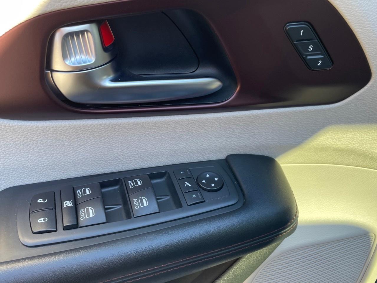 2019 Chrysler Pacifica WELL EQUIPPED VERY WELL MAINTAINED LOCAL TRADE! Photo