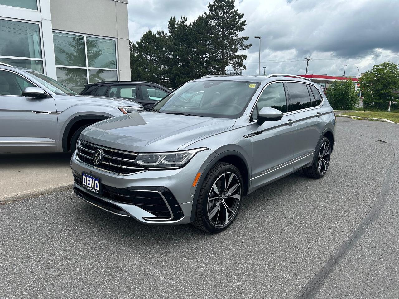 2024 Volkswagen Tiguan Highline R-LINE 4dr All-wheel Drive 4MOTION Photo0