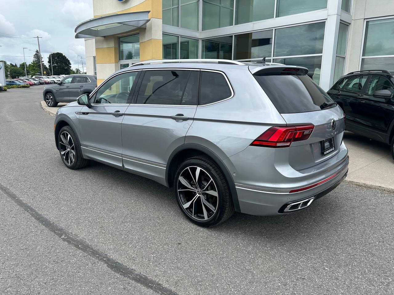 2024 Volkswagen Tiguan Highline R-LINE 4dr All-wheel Drive 4MOTION Photo2